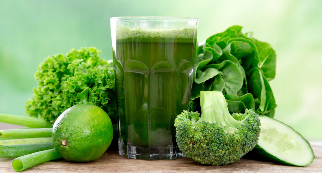 suco detox com couve e maca verde